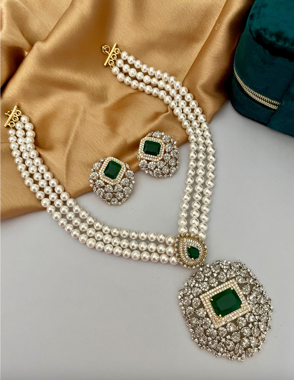 Emerald Green AD & Pearl Necklace Set