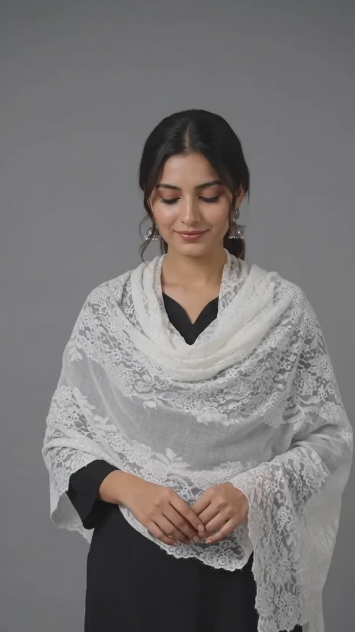 WHITE LACE STOLE